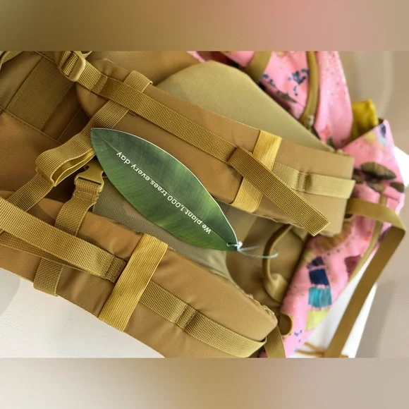 FARM RIO 
TROPICAL COLLAGE CANVAS COLORFUL BIRD HIKING BAG
OS
MULTI - Picture 5 of 6